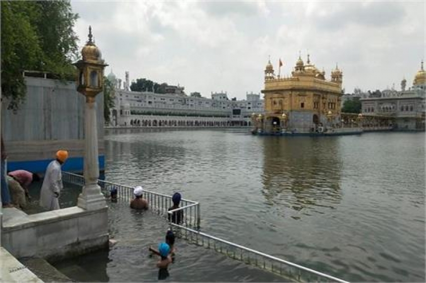 ਲੰਬੇ ਸਮੇਂ ਬਾਅਦ ਸੱਚਖੰਡ ਸ੍ਰੀ ਹਰਿਮੰਦਰ ਸਾਹਿਬ ਵਿਖੇ ਲੱਗੀਆਂ ਰੌਣਕਾਂ