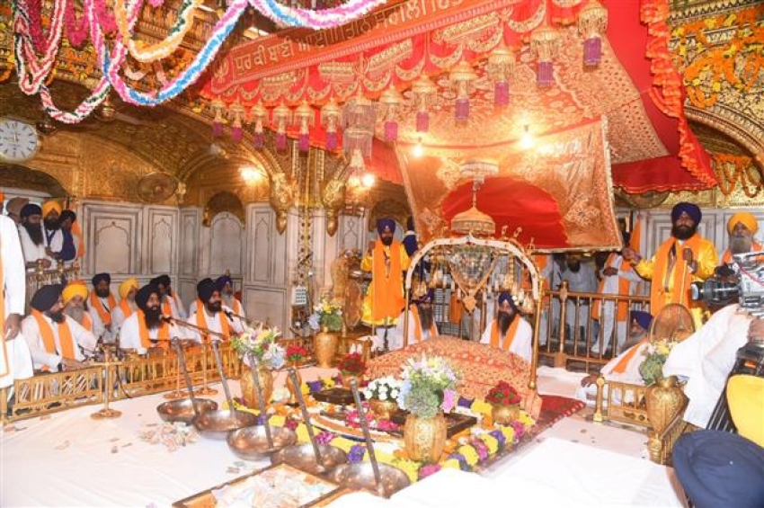 ਸ੍ਰੀ ਹਰਿਮੰਦਰ ਸਾਹਿਬ ਵਿਖੇ ਗੁਰੂ ਗ੍ਰੰਥ ਸਾਹਿਬ ਜੀ ਦੇ ਪ੍ਰਕਾਸ਼ ਪੁਰਬ ਮੌਕੇ ਸਜਾਇਆ ਅਲੌਕਿਕ ਜਲੌਅ, ਵੇਖੋ ਤਸਵੀਰਾਂ