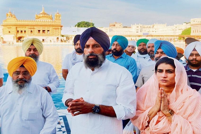 ਬਿਕਰਮ ਮਜੀਠੀਆ ਪਰਿਵਾਰ ਸਮੇਤ ਦਰਬਾਰ ਸਾਹਿਬ ਨਤਮਸਤਕ