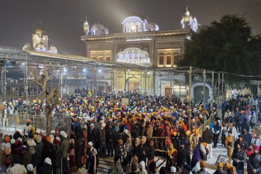 ਨਵੇਂ ਵਰ੍ਹੇ ਨੂੰ ਜੀ ਆਇਆਂ ਆਖਣ ਲਈ ਸੰਗਤ ਹਰਿਮੰਦਰ ਸਾਹਿਬ ਪੁੱਜੀ