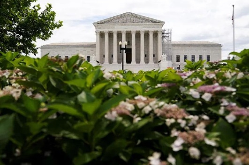 ਅਮਰੀਕੀ ਸੁਪਰੀਮ ਕੋਰਟ ਨੇ ਟਰੰਪ ਦੇ ਨਾਗਰਿਕਤਾ ਆਦੇਸ਼ ਨੂੰ ਰੋਕਣ ਲਈ ਜੱਜਾਂ ਦੀ ਸ਼ਕਤੀ ਘਟਾਈ